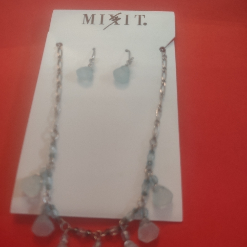 Nwt mi it women's fashion necklace and earrings set